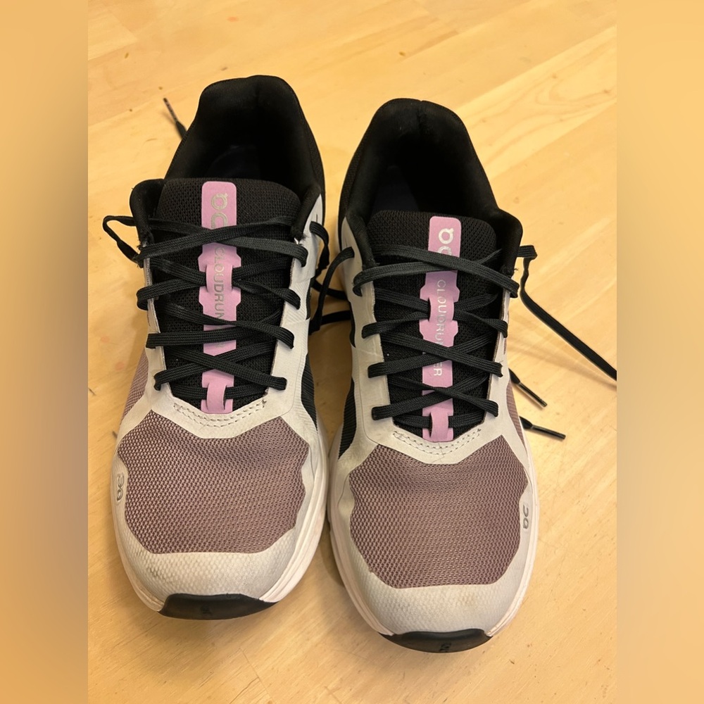 On Running Women’s Cloudrunner size 8.5